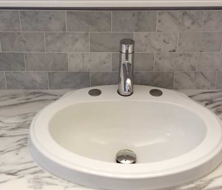 Sink and ceramic